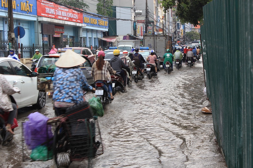 Trận mưa vàng hạ nhiệt "chảo lửa" Hà Nội - 8 Trận mưa vàng hạ nhiệt "chảo lửa" Hà Nội - 8