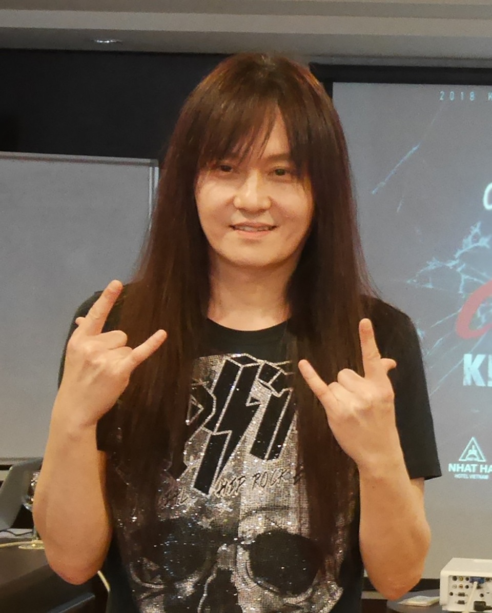 Kim Kyung Ho – ngôi sao nhạc rock Hàn Quốc đến Việt Nam biểu diễn - 1 Rocker Kim Kyung Ho thân thiện khi đến Việt Nam biểu diễn, anh đã ngoài 40 nhưng trông trẻ trung hơn tuổi rất nhiều.