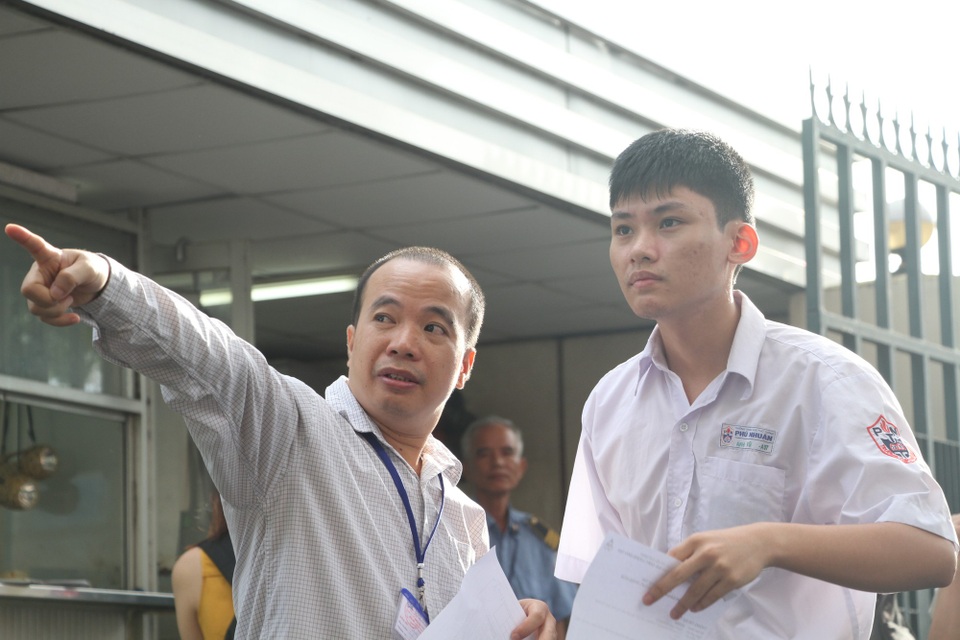 Gần 5000 thí sinh thi đánh giá năng lực tranh suất vào ĐH Quốc gia TPHCM - 3 Cán bộ điểm thi hướng dẫn thí sinh đến phòng thi