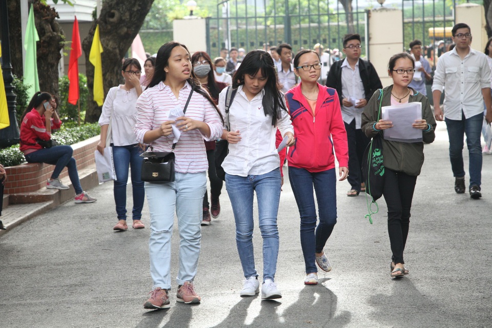 Gần 5000 thí sinh thi đánh giá năng lực tranh suất vào ĐH Quốc gia TPHCM - 1 Tại điểm thi trường ĐH Khoa học tự nhiên, ĐHQG TPHCM sáng nay (7/7) rất đông thi sinh đến dự thi Đánh giá năng lực