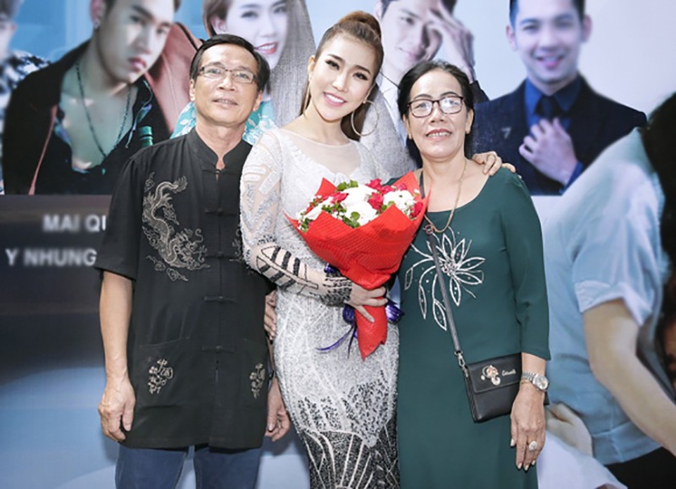 Bố Á khôi Hoàng Y Nhung viết tâm thư khi con gái bị xúc phạm nặng nề - 2 Hoàng Y Nhung và ba mẹ
