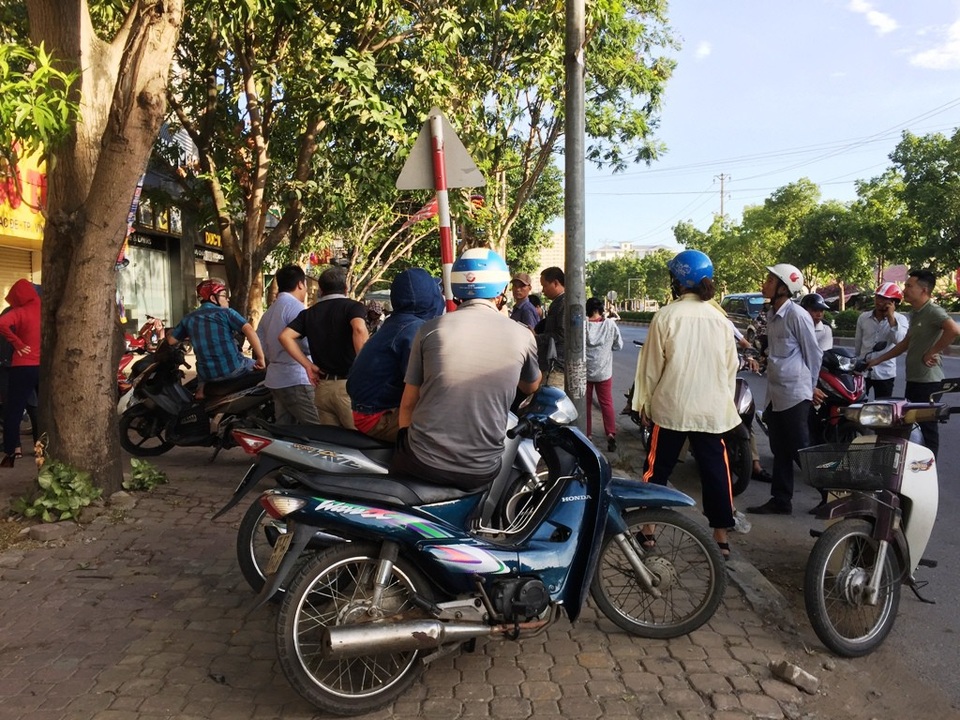 Nghệ An: Hàng trăm lao động lao đao, bị treo sổ bảo hiểm! - 10 Công nhân tập trung ngoài nhà giám đốc công ty 482 để đòi quyền lợi.