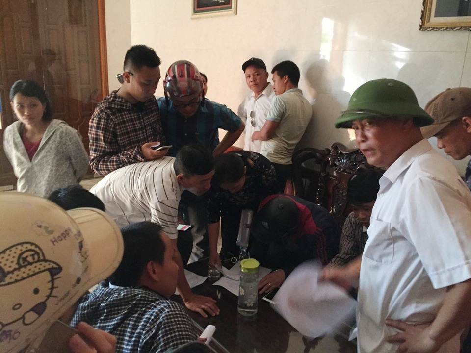 Nghệ An: Hàng trăm lao động lao đao, bị treo sổ bảo hiểm! - 12 Theo lời hứa của giám đốc công ty 482, người lao động để lại tên và số tài khoản để chờ ..chi trả.