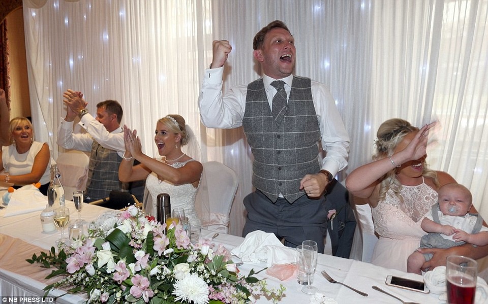 Cặp đôi chú rể Keelan Hall và cô dâu Kerry Warren đã chiếu trận tứ kết giữa Anh và Thụy Điển tại tiệc cưới của họ tổ chức ở thị trấn Rotherham (Anh) vào dịp cuối tuần qua.