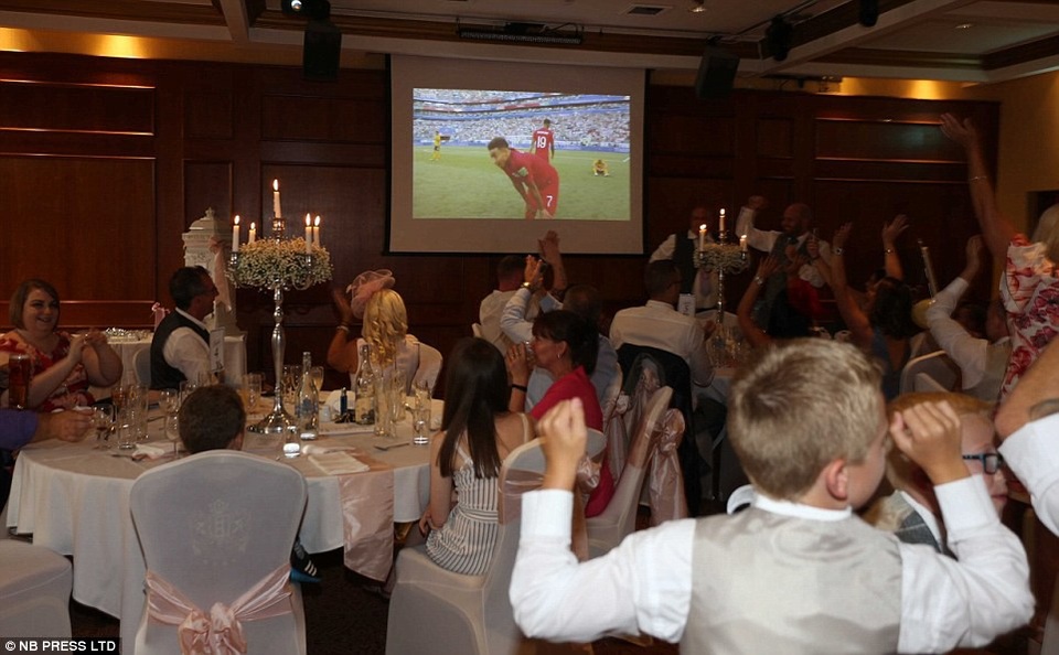 Quang cảnh tại lễ cưới nhà Keelan Hall - Kerry Warren. Câu chuyện đời sống thường nhật bị “đảo lộn” vì World Cup đã xuất hiện nhiều trên mặt báo Anh những ngày này khi người dân Anh sung sướng lâng lâng sống cùng bóng đá.