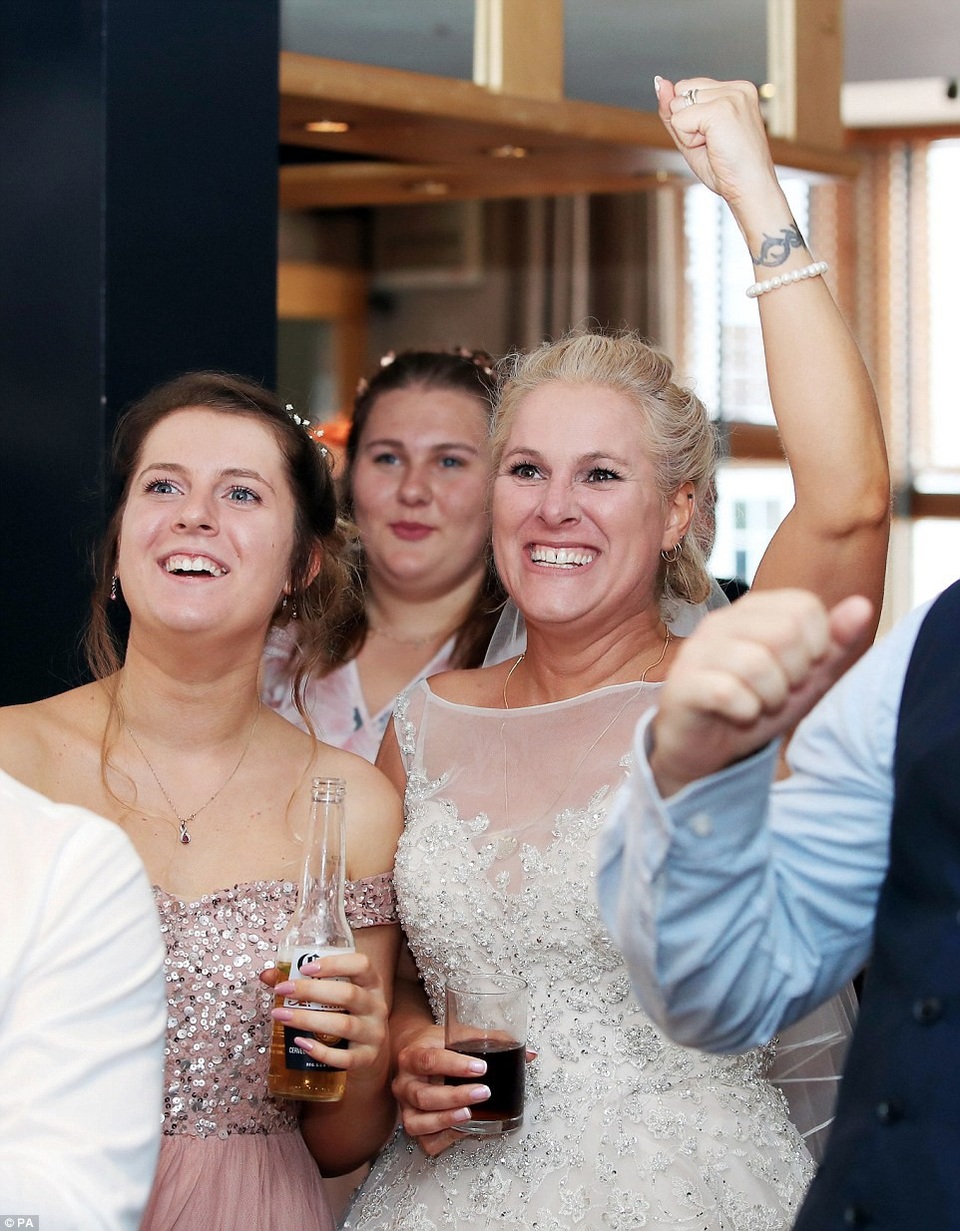 Cô Nadine cổ vũ cuồng nhiệt cho đội tuyển trong lễ kỷ niệm ngày cưới của mình.