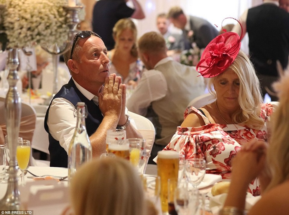 Khách khứa tại lễ cưới của cô dâu Kerry và chú rể Keelan.