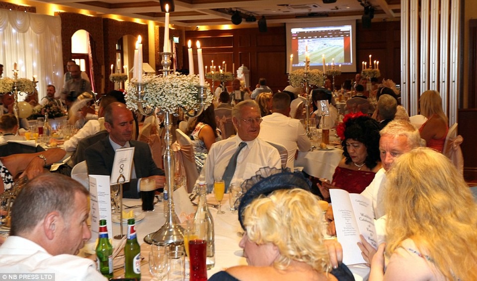 Để khách khứa không phiền lòng vì bỏ lỡ trận cầu quan trọng hoặc phải chăm chăm theo dõi qua màn hình điện thoại, nhiều lễ cưới diễn ra trùng giờ trận tứ kết của tuyển Anh đã chuẩn bị rất chu đáo.