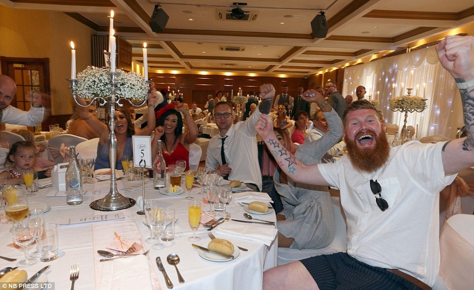 Không khí của những lễ cưới có chiếu trận cầu càng thêm vui vẻ bởi họ được thấy tuyển Anh thi đấu ấn tượng, tiến thẳng vào bán kết.