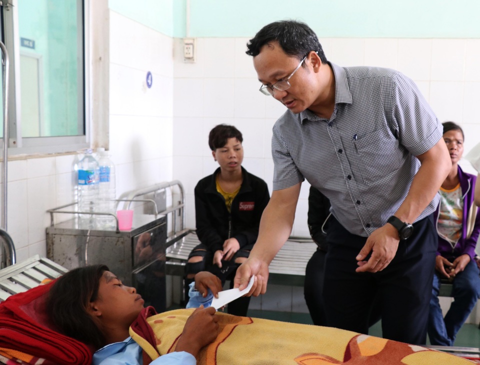 Vụ xe máy cày bị tông khiến 2 người chết: Yêu cầu xử lý nghiêm người vi phạm - 1 Đại diện Ủy ban An toàn Giao thông quốc gia, ông Khuất Việt Hùng đã thăm hỏi và hỗ trợ các nạn nhân trong vụ tai nạn