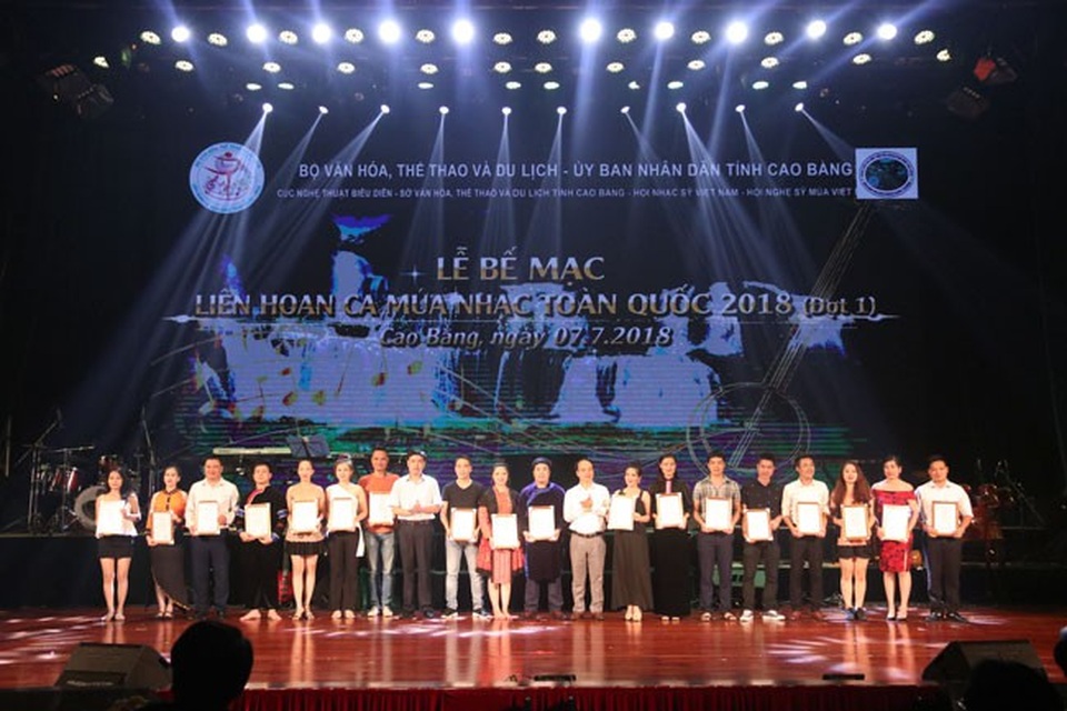 Bế mạc Liên hoan Ca Múa Nhạc toàn quốc 2018 - 4 Ông Lê Minh Tuấn - Phó Cục trưởng Cục Nghệ thuật biểu diễn - Trưởng Ban Tổ chức Liên hoan và ông Sầm Việt An, Giám đốc Sở Văn hóa, Thể thao và Du lịch tỉnh Cao Bằng đồng Trưởng Ban Tổ chức Liên hoan lên trao Huy chương Bạc cho các tiết mục.