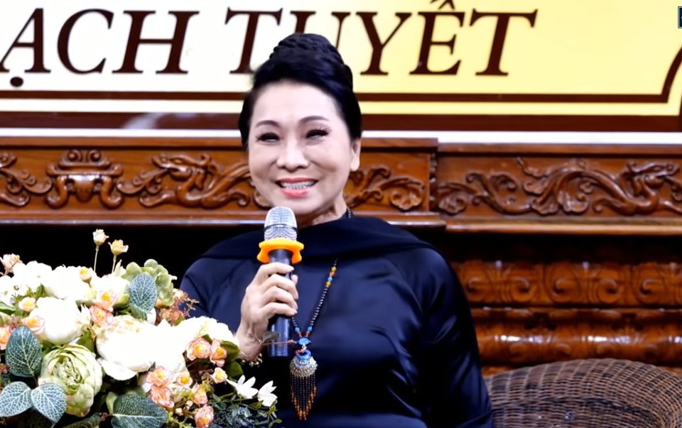 NSND Bạch Tuyết trong buổi trò chuyện với các Phật tử tại chùa Giác Ngộ.