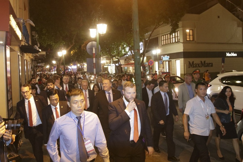 
Ngay sau khi tới Việt Nam vào hôm nay, Ngoại trưởng Mỹ đã có cuộc gặp với Tổng Bí thư Nguyễn Phú Trọng vào chiều 8/7.
