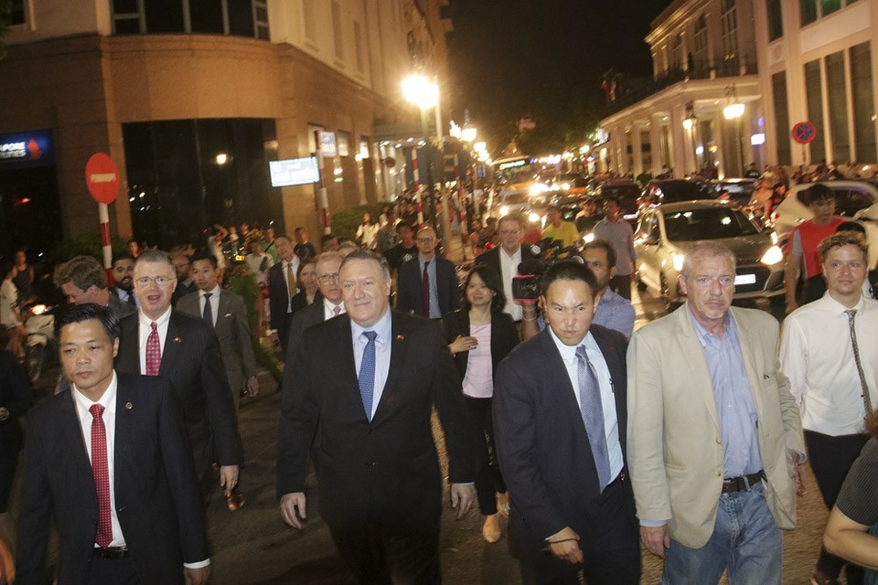 
Trong cuộc gặp với Tổng Bí thư Nguyễn Phú Trọng, Ngoại trưởng Pompeo khẳng định Mỹ coi trọng và mong muốn tăng cường hơn nữa quan hệ hợp tác toàn diện với Việt Nam.
