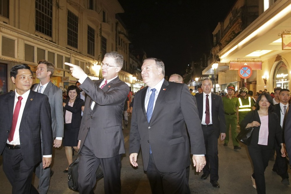 
Ngoại trưởng Mỹ Mike Pompeo và Đại sứ Mỹ tại Việt Nam Daniel Kritenbrink di dạo trên phố Tràng Tiền, Hà Nội tối ngày 8/7.

