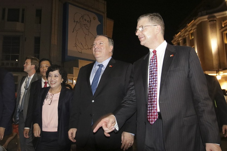 
Ông Pompeo đã đi dạo và ngắm cảnh trên các phố Tràng Tiền, Đinh Lễ và Đinh Tiên Hoàng.
