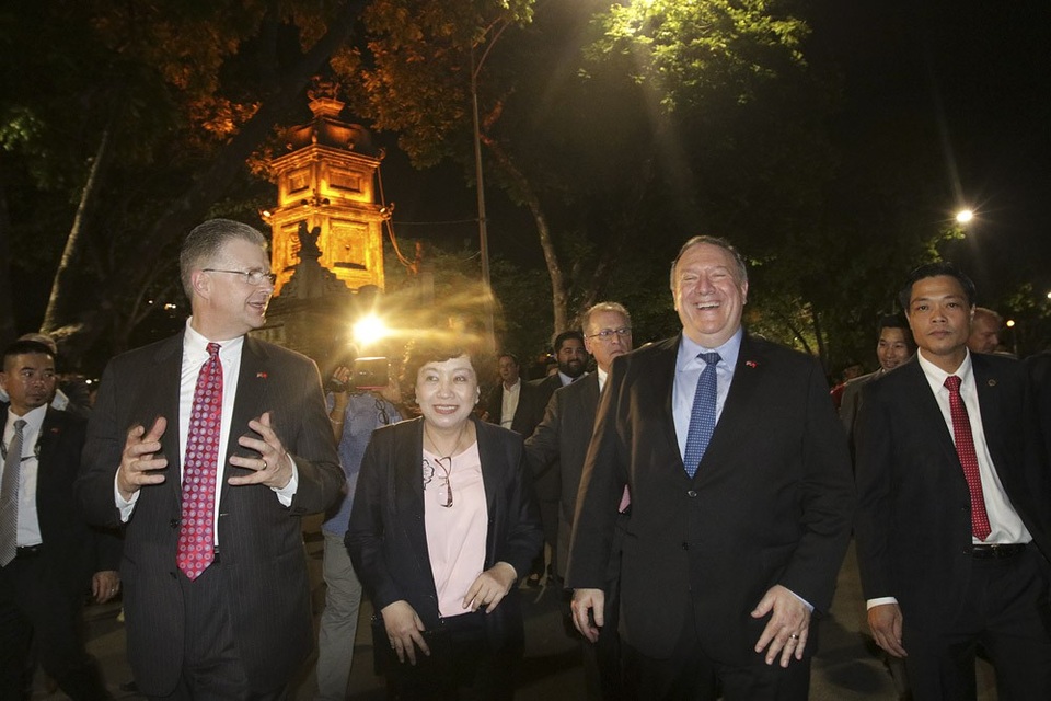 
Ngoại trưởng Mỹ cũng chụp ảnh lưu niệm tại chân tháp Hoà Phong bên Hồ Gươm.
