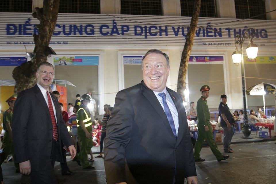 
Nhà ngoại giao Mỹ hào hứng khám phá tuyến phố đi bộ của Hà Nội.
