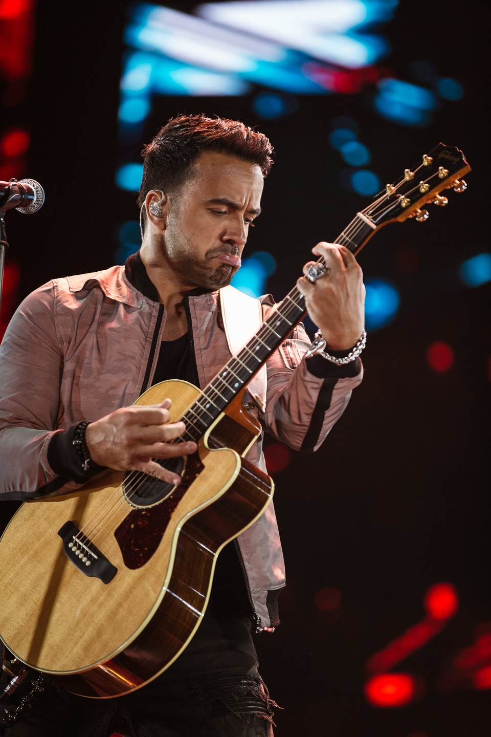 Chủ nhân của “Despacito” làm khán giả xứ Đà đứng ngồi không yên ngay khi xuất hiện.