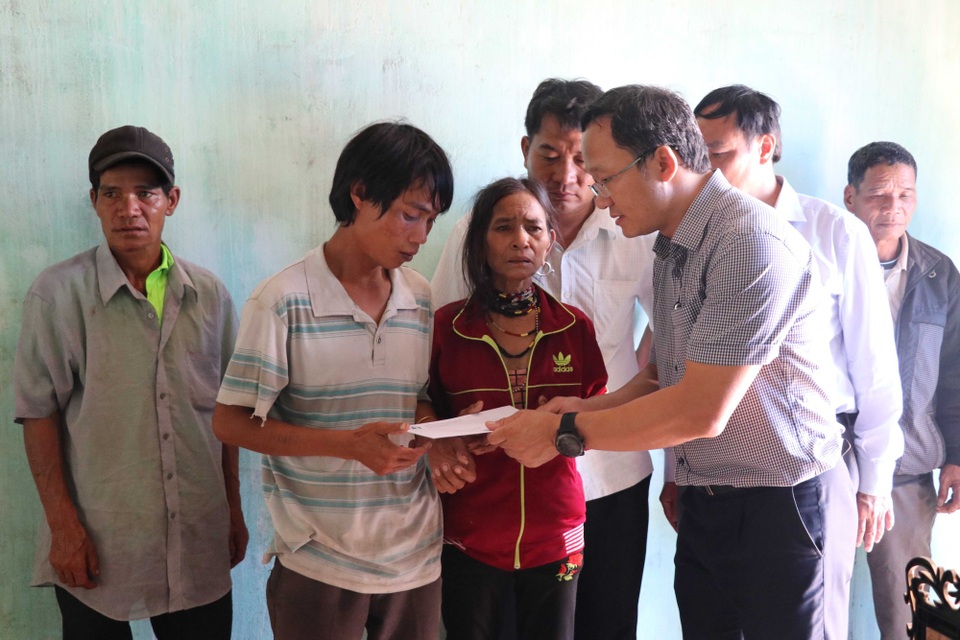 Vụ xe máy cày bị tông khiến 2 người chết: Yêu cầu xử lý nghiêm người vi phạm - 3 Ông Khuất Việt Hùng đã đến thăm hỏi, động viên các gia đình có người thân gặp nạn