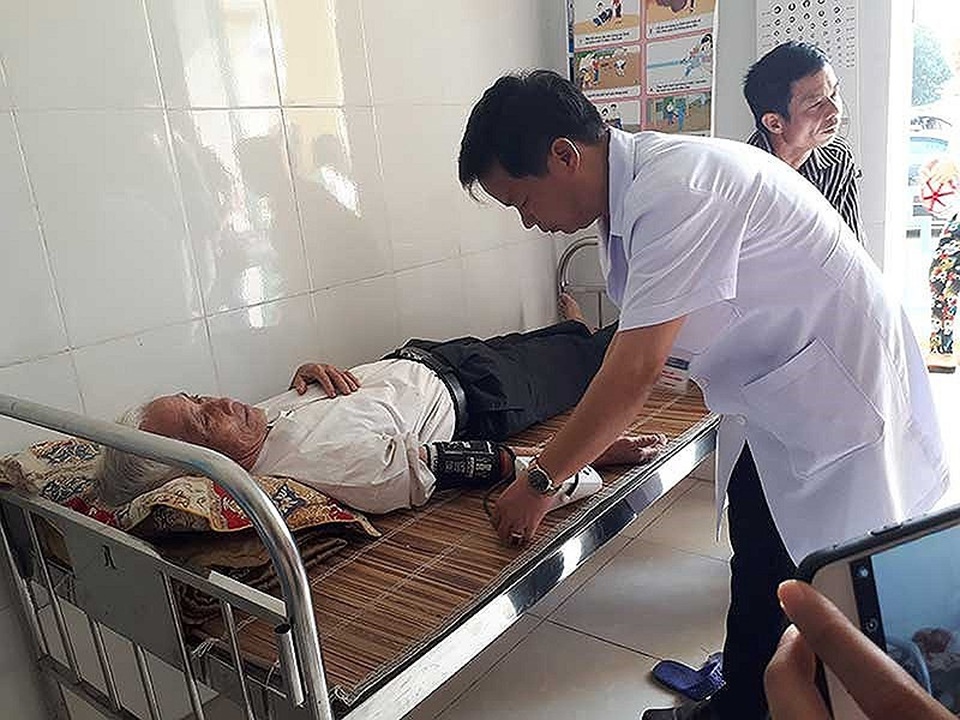 Bệnh nhân tử vong 2 năm vẫn đều đặn có đơn thuốc - 1 Người dân khám, chữa bệnh tại trạm y tế xã. Ảnh: HP
