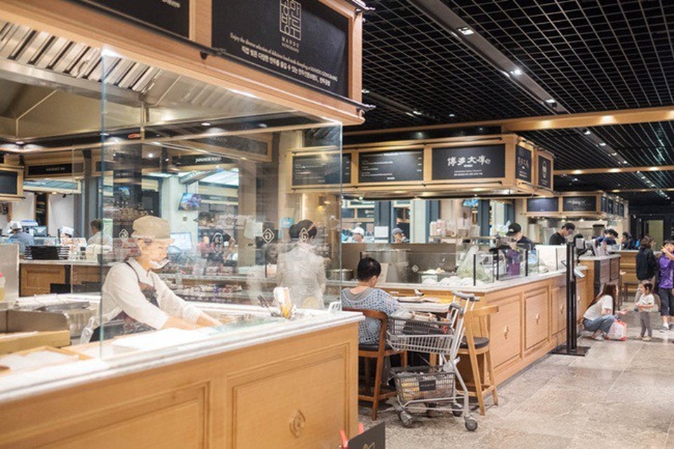 Bên trong tầng hầm của Galleria, có nhà hàng Gourmet 494. Tại đây, có nhiều quầy hàng ăn cao cấp phục vụ đồ ăn châu Á và nhiều nước trên thế giới.