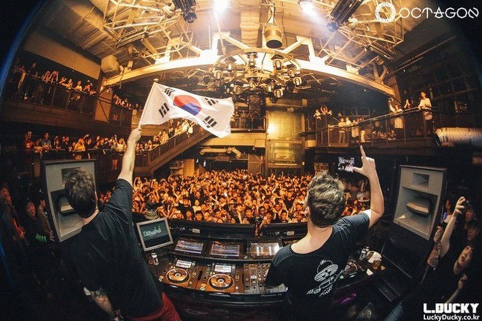 Khi nhắc đến Gangnam, chắc chắn mọi người sẽ biết tới các câu lạc bộ đêm nơi có nhiều ca sĩ nổi tiếng trình diễn.