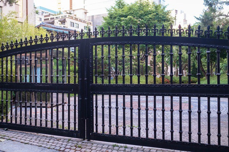 Xung quanh công viên Cheongdam có nhiều căn nhà sang trọng với cổng tuyệt đẹp.