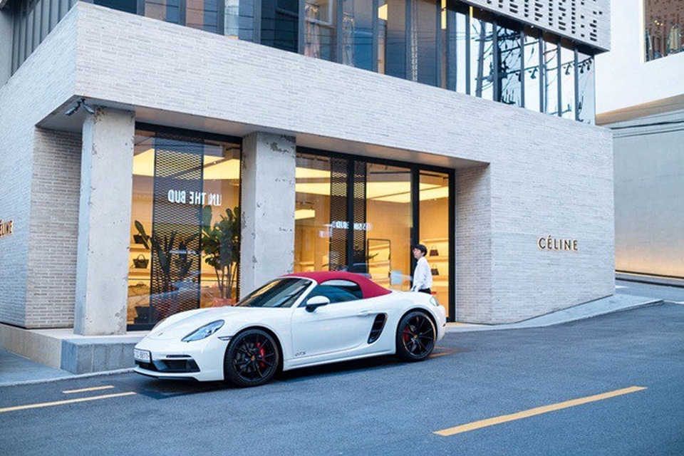 Bạn không khó để bắt gặp những siêu xe đỗ bên ngoài các tòa nhà xung quanh khu dân cư.