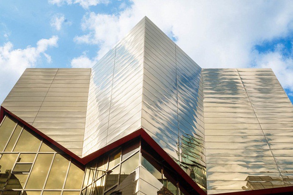 Cheongdam-dong là một trong những khu giàu có nhất Seoul và Gangnam. Năm 1967, ở đây là các vườn lê. Nhưng từ năm 1970, bắt đầu được phát triển.