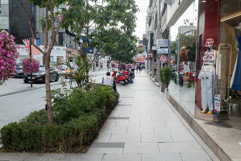 Apgujeong Rodeo là một khu phố mua sắm, bán hàng hiệu đắt tiền ở Gangnam.