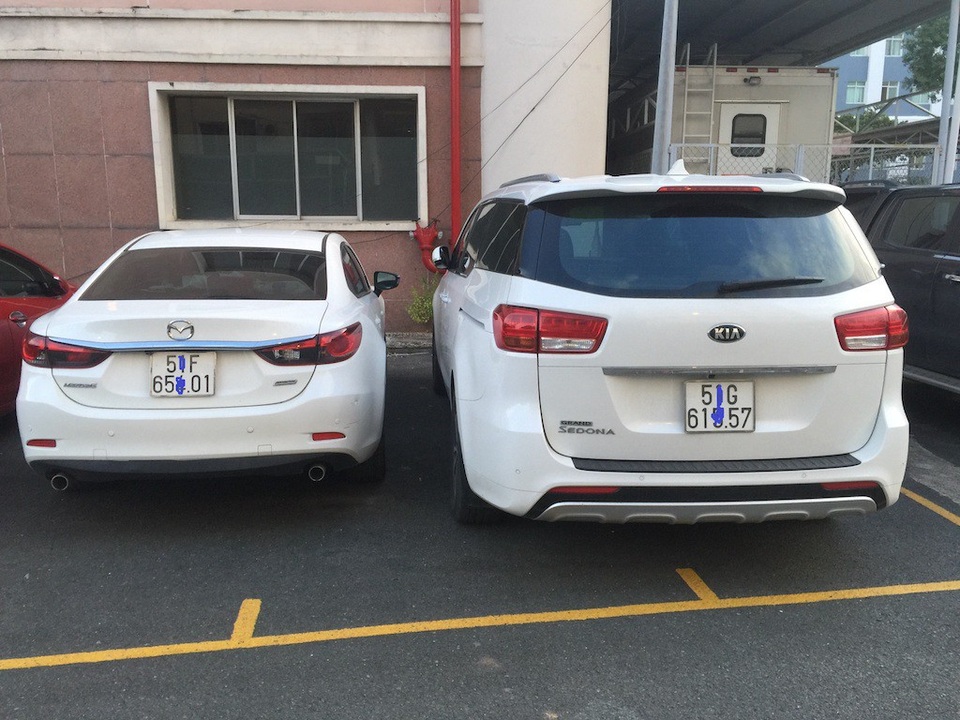 Phá đường dây đánh bạc khủng 2.000 tỷ, thu siêu xe, sổ tiết kiệm 10 tỷ - 5
Nhiều ô tô là tang vật vụ án được thu giữ