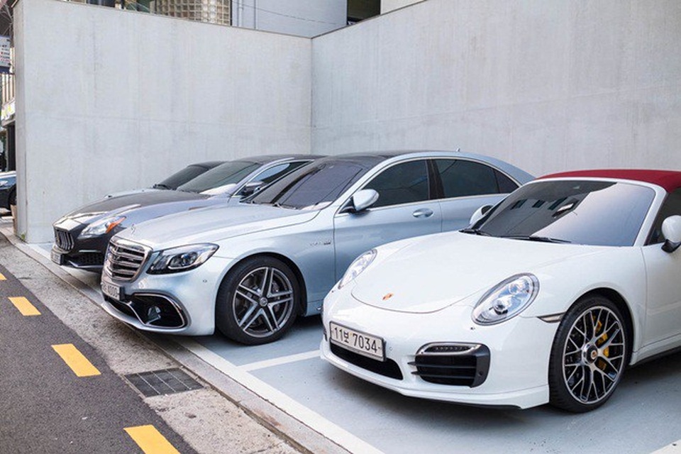 Mọi chỗ đỗ xe ở các ngõ ngách đều có các xe hơi hạng sang.