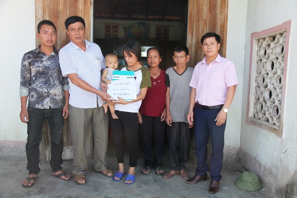 Gần 100 triệu đồng đến với 2 cháu bé mắc bệnh hiểm nghèo - 1 Thay mặt PV Dân trí, ông Đặng Hữu Biền - PCT UBND xã Thanh Hà và ông Hoàng Cao Phơn - Chủ tịch MTTQ xã Thanh Hà trao số tiền đến gia đình chị Phan Thanh Huyền.