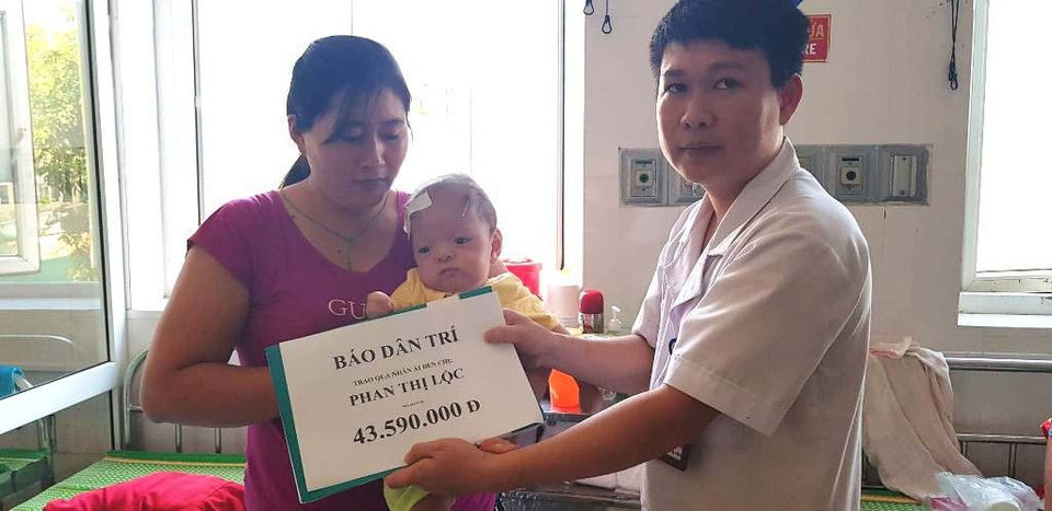 Gần 100 triệu đồng đến với 2 cháu bé mắc bệnh hiểm nghèo - 3 Bác sĩ Phan Ngọc Ánh đã thay mặt PV Dân trí trao số tiền 43.590.000 đồng cho mẹ con chị Phan Thị Lộc đang nằm điều trị tại BV Sản - Nhi Nghệ An.