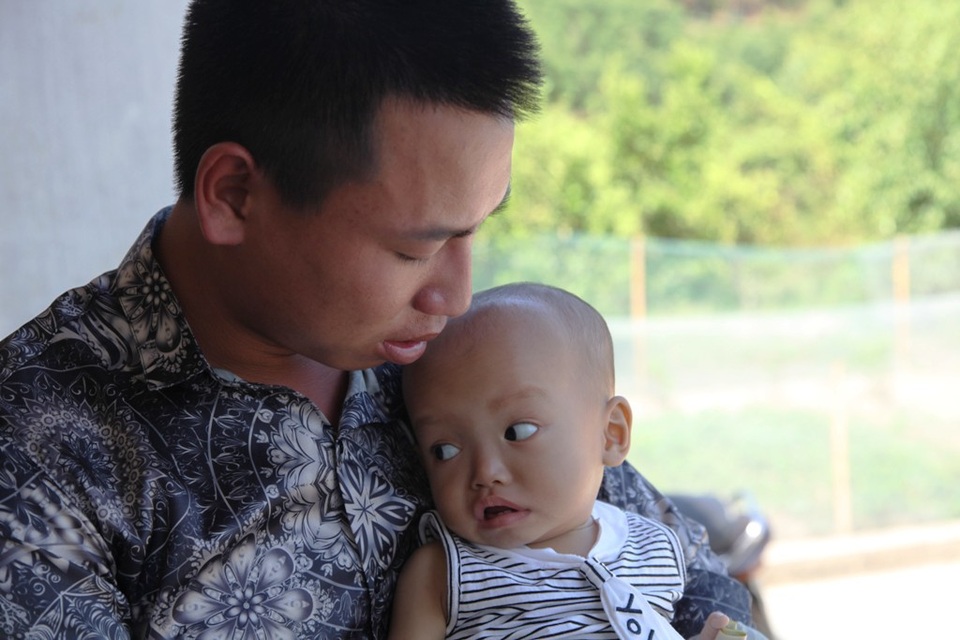 Gần 100 triệu đồng đến với 2 cháu bé mắc bệnh hiểm nghèo - 2 Phan Văn Việt ôm con vào lòng thổn thức và mong rằng, thời gian tới con sẽ được các bác sỹ chữa khỏi bệnh.