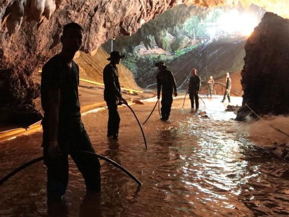 Rời hang an toàn, đội bóng nhí Thái Lan bắt đầu chặng đường hồi phục - 2 Tham Luang là hang tối dài tới 10km và tiềm ẩn nhiều nguy cơ gây bệnh do các loài sinh vật như dơi sống trong hang (Ảnh: Nation)