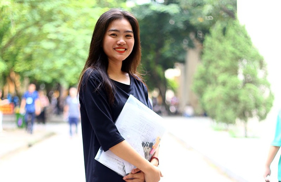 Những bóng hồng xinh đẹp trong buổi thi năng khiếu tại trường Báo - 1
Nguyễn Trần Phương Thảo – cựu hoa khôi THPT Việt Đức rạng rỡ, tự tin trước khi vào phòng thi. Cô dự thi vào khoa Phát thanh Truyền hình của Học viện.