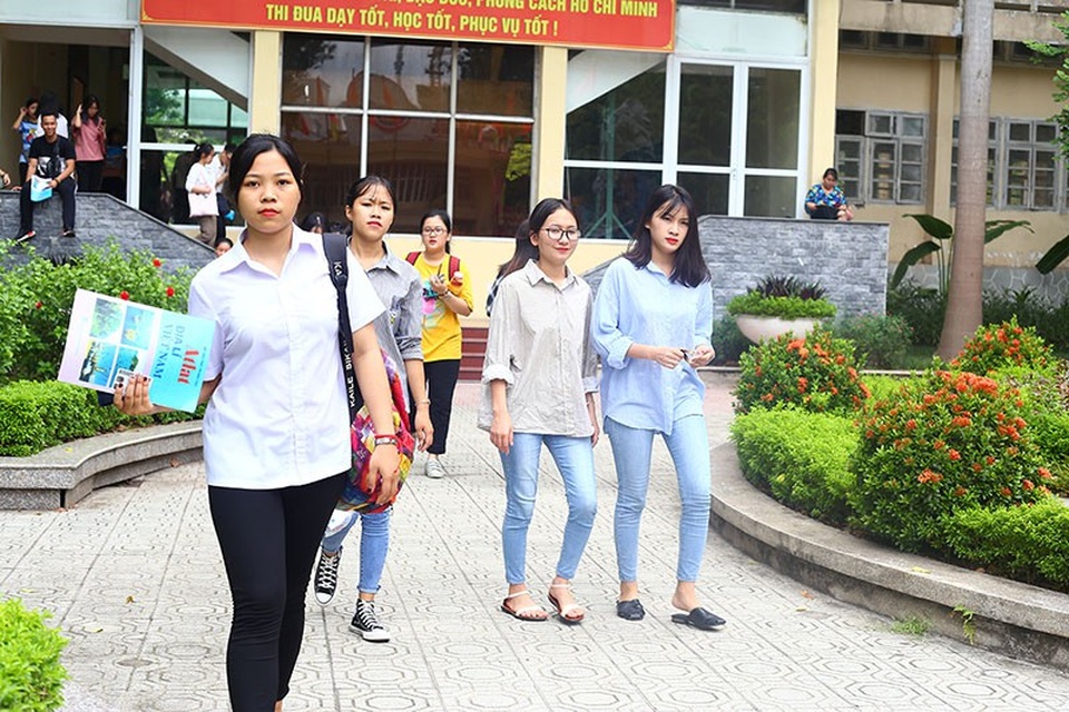 Những bóng hồng xinh đẹp trong buổi thi năng khiếu tại trường Báo - 2
Thời tiết Hà Nội trở nên mát mẻ sau những ngày nóng đỉnh điểm, giúp thí sinh có tâm trạng thoải mái, tinh thần tốt nhất để bước vào kì thi