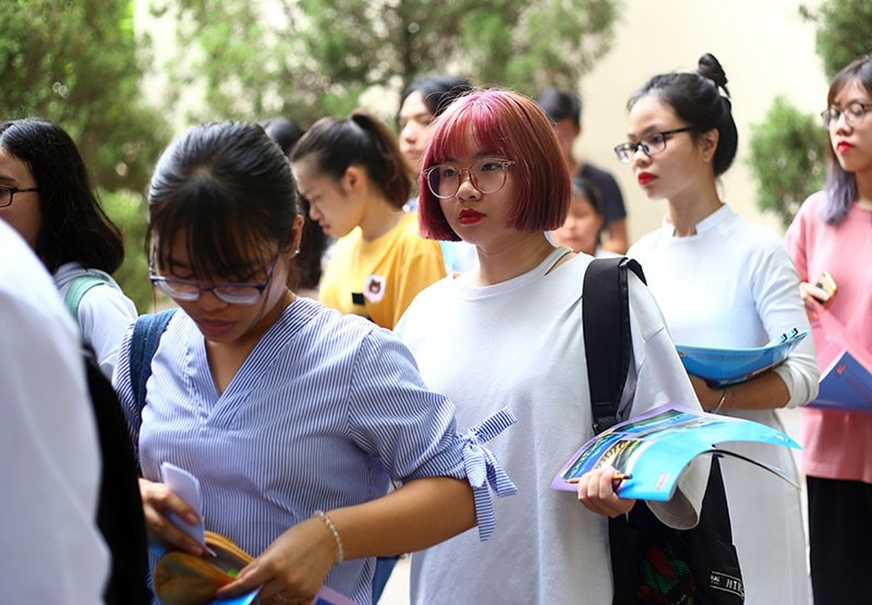 Những bóng hồng xinh đẹp trong buổi thi năng khiếu tại trường Báo - 7
Một nữ sinh với màu tóc nhuộm nổi bật