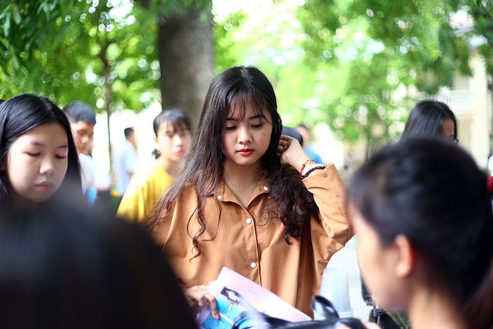 Những bóng hồng xinh đẹp trong buổi thi năng khiếu tại trường Báo - 8
Thí sinh thu hút ánh nhìn với mái tóc đen và làn da trắng