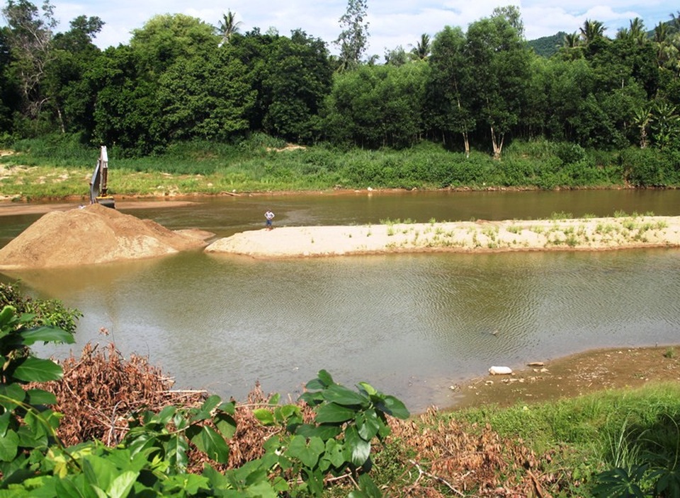 Lo sông “ngoạm” làng, uy hiếp nhà dân! - 2 Người dân cho rằng, một trong những nguyên nhân gây sạt lở nghiêm trọng là do khái thác cát trên các sông.
