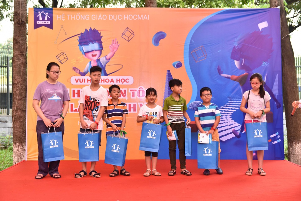 Gần 400 học sinh say mê khám phá văn hóa dân tộc qua công nghệ thực tế ảo - 2