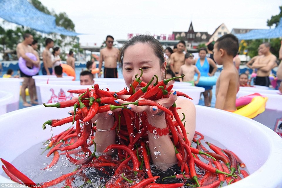Bất chấp nóng dữ dội 40 độ C, du khách vẫn ngâm mình trong ớt - 10 Cuộc thi không giới hạn tuổi tác, giới tính của người tham gia