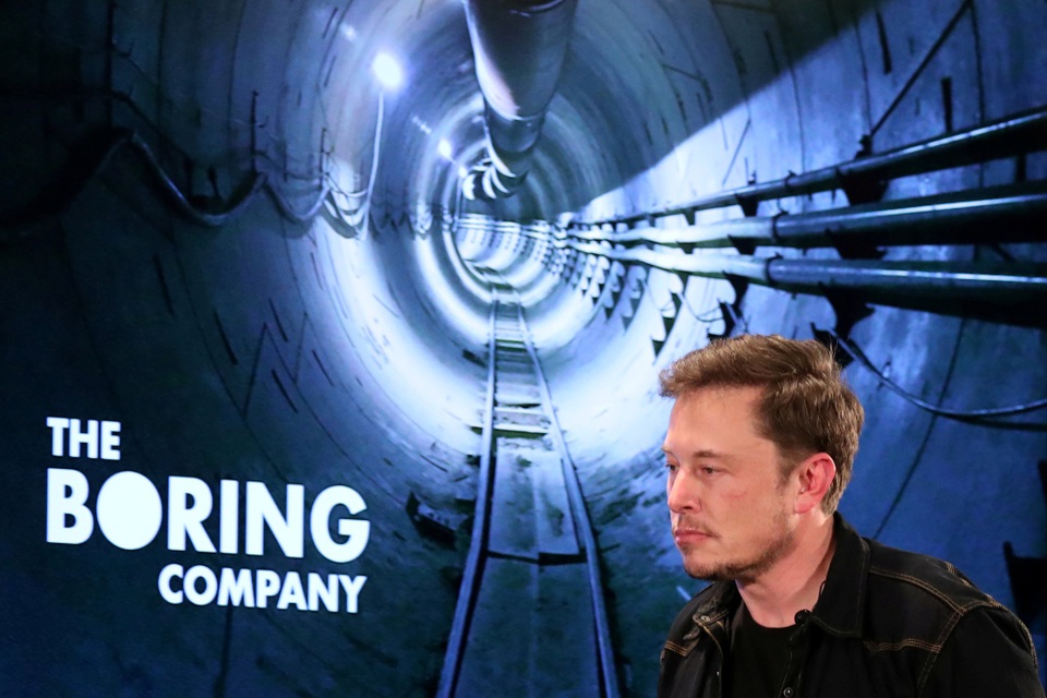 Cận cảnh tàu ngầm mini có thể cứu đội bóng Thái Lan bị mắc kẹt - 7 Tỷ phú Elon Musk từng đề xuất nhiều ý tưởng và cử các kỹ sư tới Thái Lan hỗ trợ chiến dịch giải cứu đội bóng bị mắc kẹt. (Ảnh: Reuters)