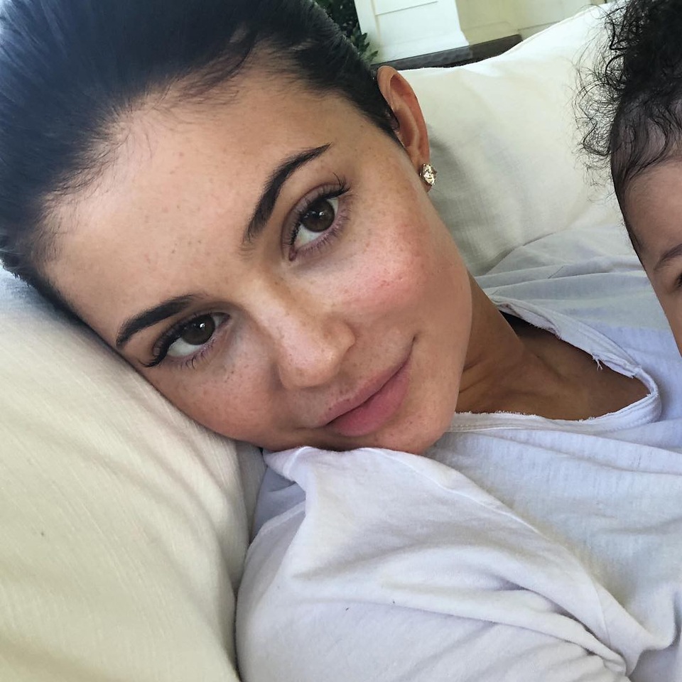 Kylie Jenner đã không còn bơm môi - 3 
Hình ảnh tự nhiên của bà mẹ một con được fans khen ngợi hết lời