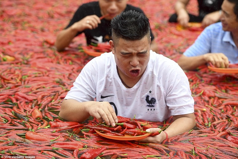 Bất chấp nóng dữ dội 40 độ C, du khách vẫn ngâm mình trong ớt - 8 Cuộc thi ăn ớt diễn ra thường niên ở Trung Quốc, thu hút rất đông du khách và dân địa phương tới hưởng ứng vì tính độc đáo