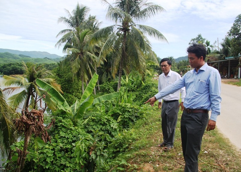 Lo sông “ngoạm” làng, uy hiếp nhà dân! - 3 Đoạn bờ sông An Lão qua xã Ân Đức (huyện Hoài Ân) bị sạt lở nghiêm trọng lấn sát tỉnh lộ 629.