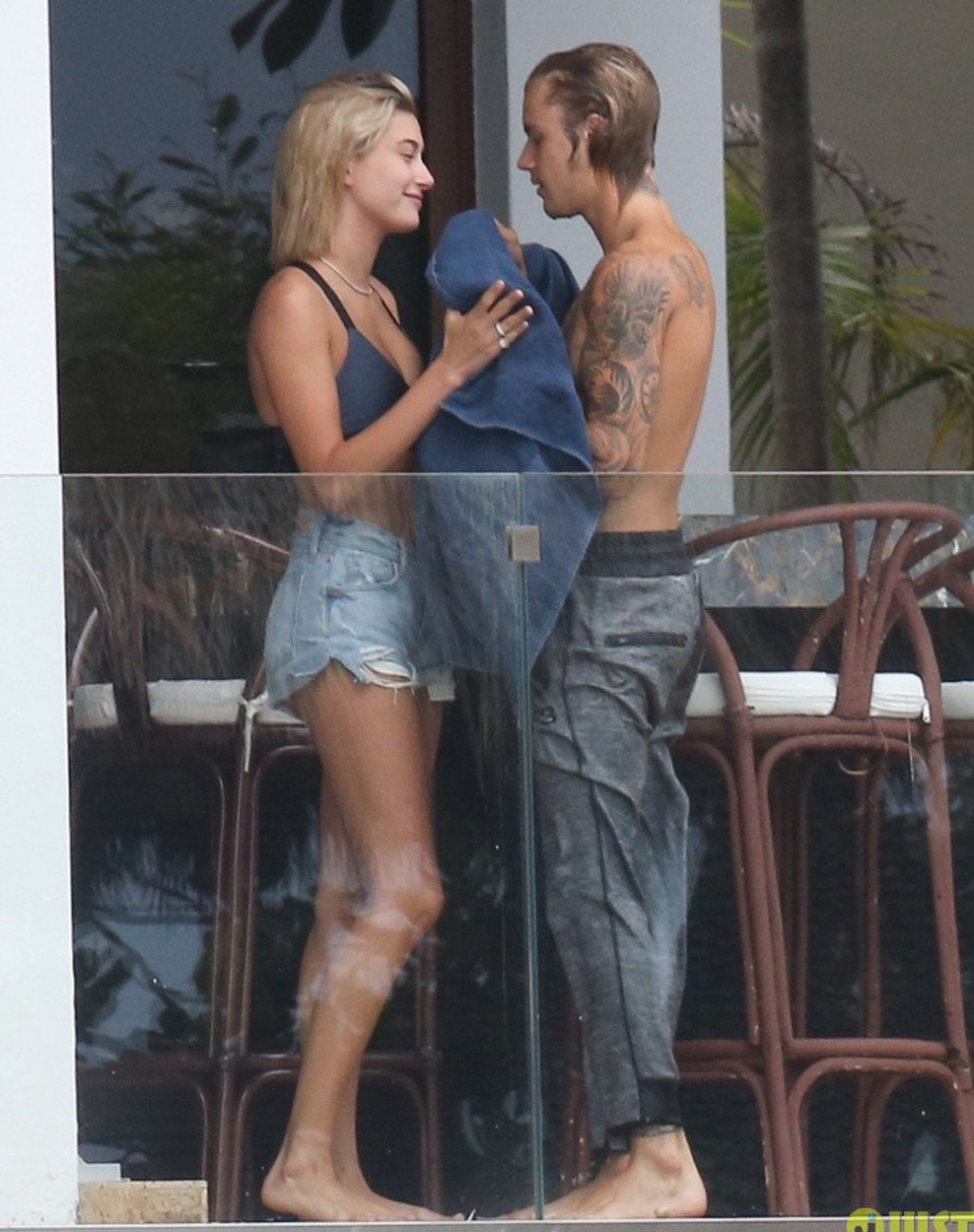 Justin Bieber đính hôn với Hailey Baldwin? - 5
Nhiều người kể lại, khi Justin cầu hôn bạn gái trong resort tại Bahamas, vệ sỹ của cặp đôi này yêu cầu mọi người xung quanh bỏ điện thoại xuống để chứng kiến khoảnh khắc đặc biệt của đôi tình nhân trẻ