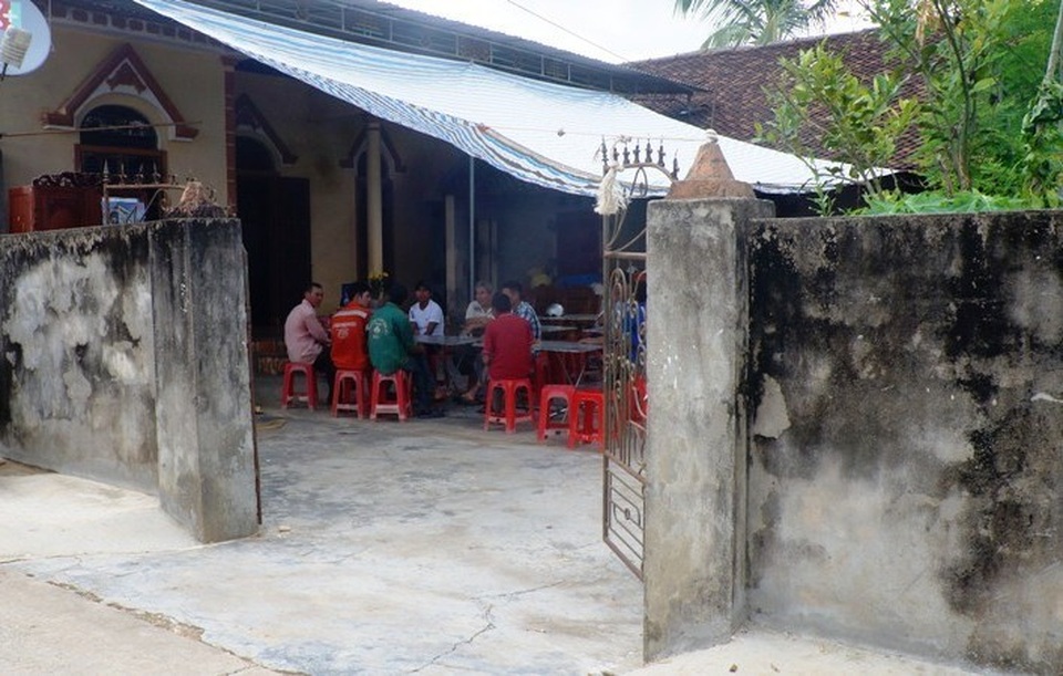 Sập tường nhà, 2 người tử vong tại chỗ, 1 người bị thương nặng - 2
Nhiều người dân đã đến chia buồn cùng hai gia đình có người thiệt mạng.